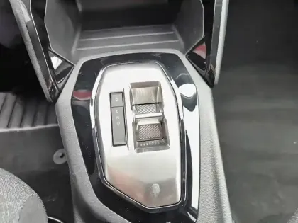 Photo 13 Peugeot 208  Hybrid 110 ch e-DCS6