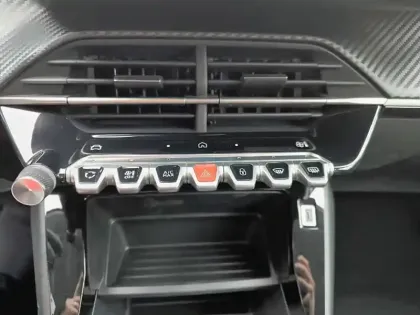 Photo 17 Peugeot 208  Hybrid 110 ch e-DCS6