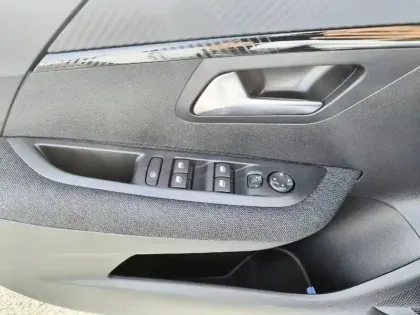 Photo 18 Peugeot 208  Hybrid 110 ch e-DCS6