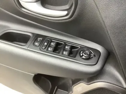 Photo 16 Jeep Renegade Nouveau 1.5 Turbo T4 130 ch BVR7 e-Hybrid Summit