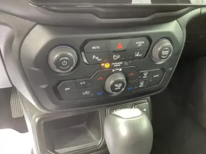 Photo 15 Jeep Renegade Nouveau 1.5 Turbo T4 130 ch BVR7 e-Hybrid Summit