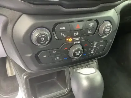 Photo 15 Jeep Renegade Nouveau 1.5 Turbo T4 130 ch BVR7 e-Hybrid Summit