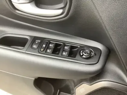 Photo 16 Jeep Renegade Nouveau 1.5 Turbo T4 130 ch BVR7 e-Hybrid Summit