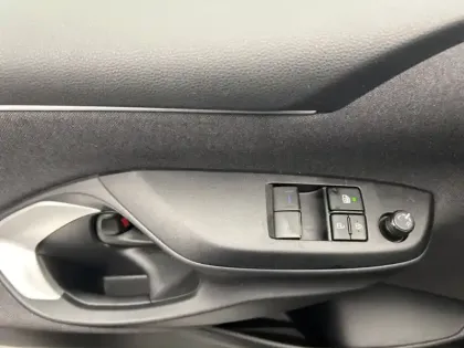 Photo 15 Toyota Yaris 70 VVT-i Dynamic