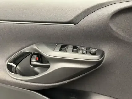 Photo 22 Toyota Yaris Gén. I Ph1 NG Première 5