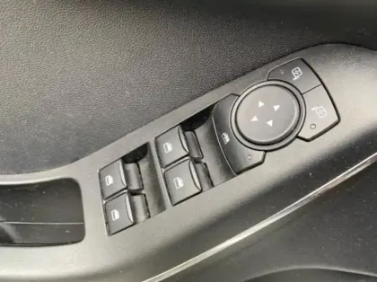 Photo 26 Ford Fiesta Gén. V Ph2 Titanium Business 5