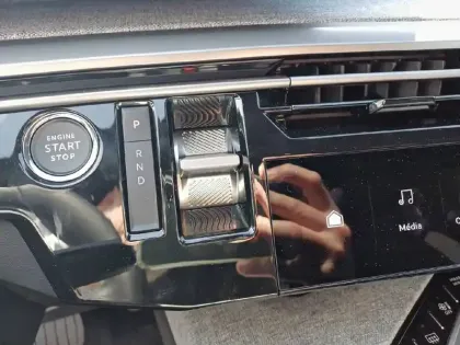 Photo 13 Peugeot 3008  Electrique 210 ch 73 kWh