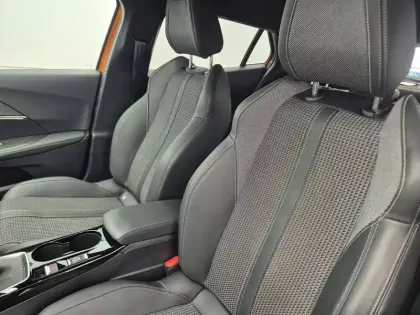 Photo 31 Peugeot 2008  PureTech 130 S&S BVM6