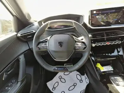 Photo 8 Peugeot 2008  Hybrid 145 e-DCS6