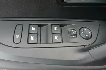 Photo 32 Peugeot 2008  PureTech 100 S&S BVM6
