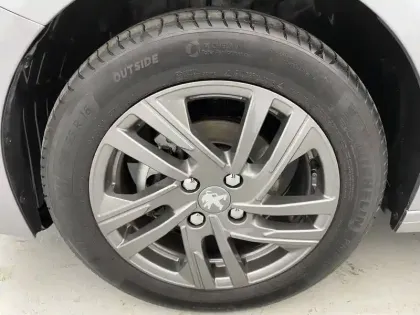 Photo 64 Peugeot 208  PureTech 75 S&S BVM5