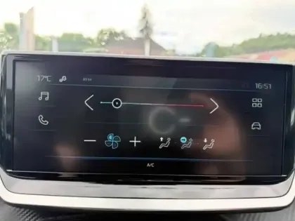 Photo 13 Peugeot 208  Hybrid 110 ch e-DCS6