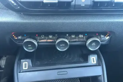 Photo 18 Citroën C4 e- 136 ch Automatique