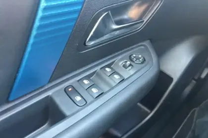 Photo 8 Citroën C4 e- 136 ch Automatique