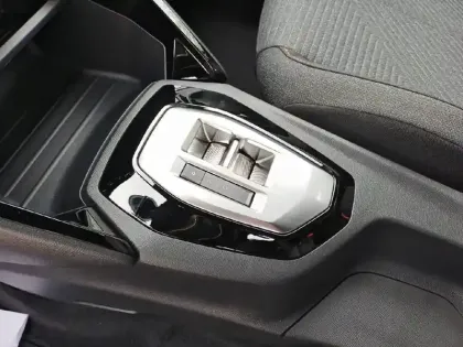 Photo 13 Peugeot 2008  Hybrid 145 e-DCS6