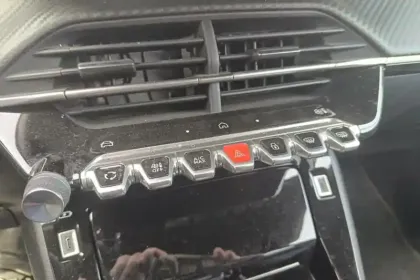 Photo 23 Peugeot 2008  Hybrid 136 e-DCS6