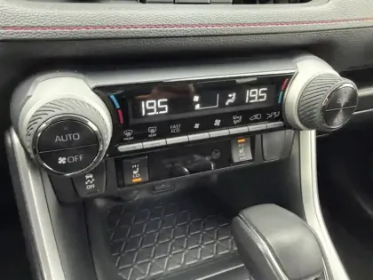 Photo 15 Toyota Rav4 Gén. V Ph1 Design Business 5