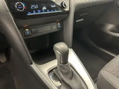 Photo 17 Toyota Yaris Hybride 1.5 116H DESIGN PACK CARGO