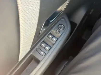 Photo 11 Citroën C4  1.2 PureTech 130ch S&S MAX Automatique