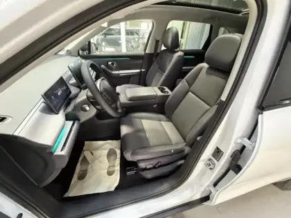 Photo 9 Leapmotor C10  REEV 215ch 28,4 kWh Design MY25