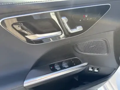 Photo 16 Mercedes Classe C  300 e Hybrid EQ Berli