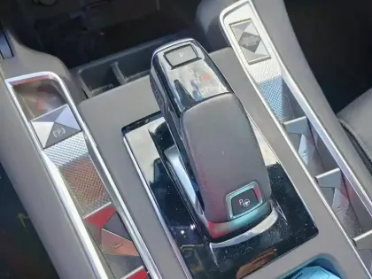 Photo 23 DS DS 7 DS7 Crossback Hybride E-Tense 300 EAT8 4x4 Louvre