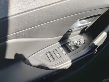 Photo 19 Peugeot 408  Hybrid 145 e-DCS6 Allure
