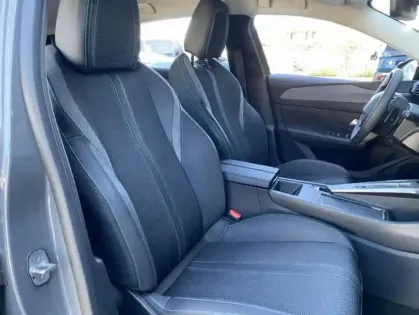 Photo 23 Peugeot 308 III Hybrid 136 e-DCS6 ALLURE