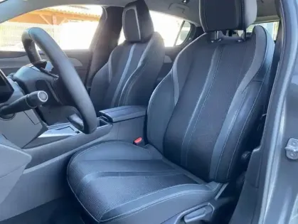 Photo 15 Peugeot 308 III Hybrid 136 e-DCS6 ALLURE