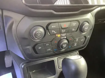 Photo 15 Jeep Renegade Nouveau 1.5 Turbo T4 130 ch BVR7 e-Hybrid Summit