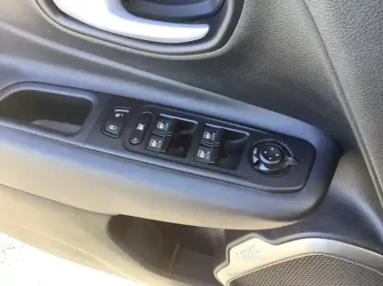 Photo 16 Jeep Renegade Nouveau 1.5 Turbo T4 130 ch BVR7 e-Hybrid Summit