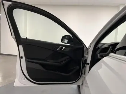 Photo 6 BMW Serie 1 Série 1 118dA 150ch Business Design