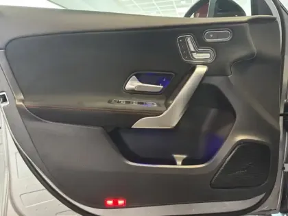 Photo 11 Mercedes Classe A 200 d AMG Line