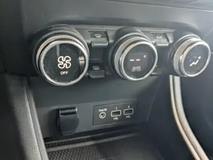 Photo 12 Renault Captur  1.6 E-Tech hybride 145ch Intens -21