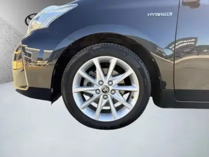 Photo 8 Toyota Prius 136h SkyView