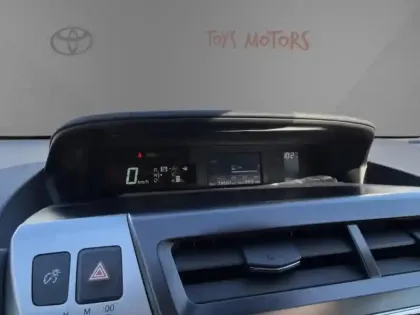 Photo 18 Toyota Prius 136h SkyView
