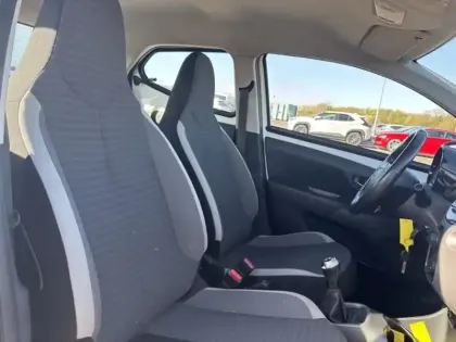 Photo 18 Toyota Aygo Gén. II Ph2 x-play 3