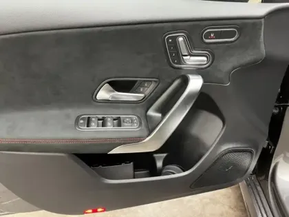 Photo 12 Mercedes Classe A 200 d AMG Line