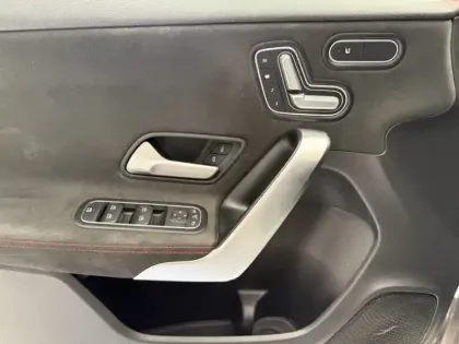 Photo 12 Mercedes Classe A 200 d AMG Line