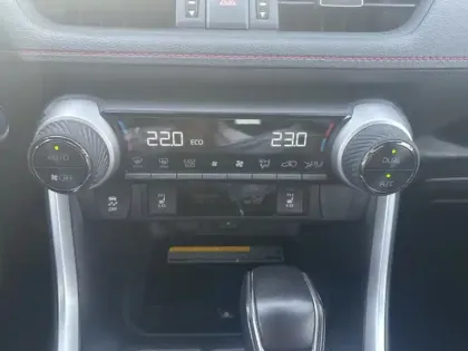 Photo 20 Toyota Rav4 Gén. V Ph1 Design Business 5