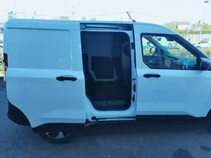 Photo 19 Ford Transit Courier Fourgonnette Electrique 100 kW 136ch batterie 46 kWh Trend