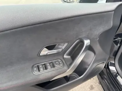 Photo 11 Mercedes Classe A 200 d AMG Line