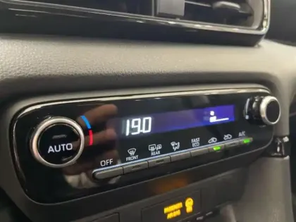 Photo 13 Toyota Yaris  116h Design 5p MC24