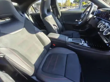 Photo 17 Mercedes CLA  200 d Coupé AMG Line