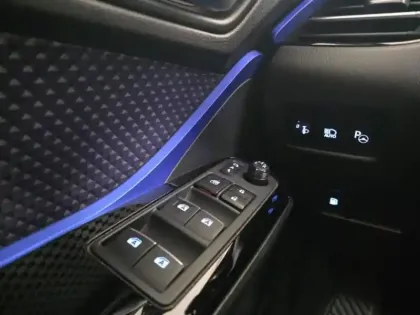 Photo 12 Toyota C-HR  122h Graphic 2WD E-CVT RC18