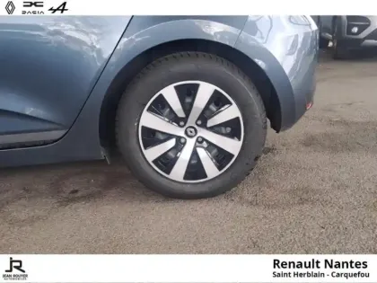Photo 8 Renault Clio  1.6 E-Tech hybride 145ch Equilibre