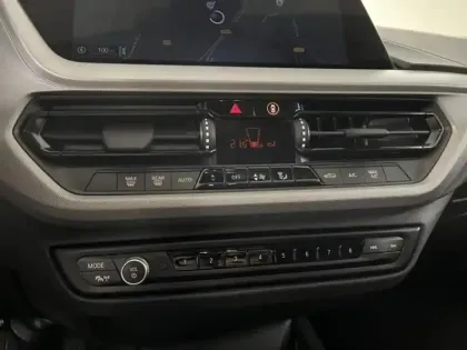 Photo 12 BMW Serie 1 Série 1 116dA 116ch Business Design DKG7