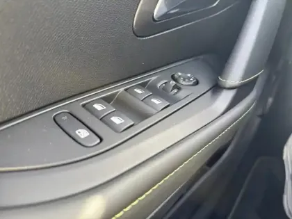 Photo 19 Peugeot 208  PureTech 100 S&S EAT8 GT