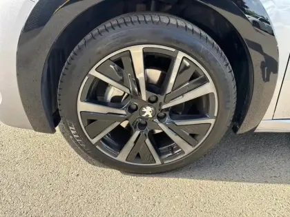 Photo 14 Peugeot 208  PureTech 100 S&S EAT8 GT