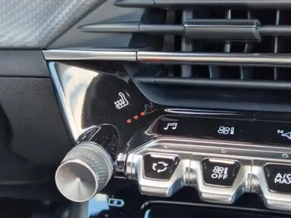 Photo 13 Peugeot 208  1.2 PureTech 100ch S&S GT Pack EAT8